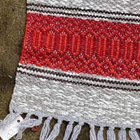 rød grå hvid stribet retro tæppe i plastik svensk genbrug